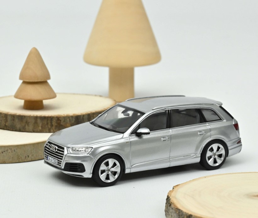 Audi Q7 - Floret Silver - 1:43
