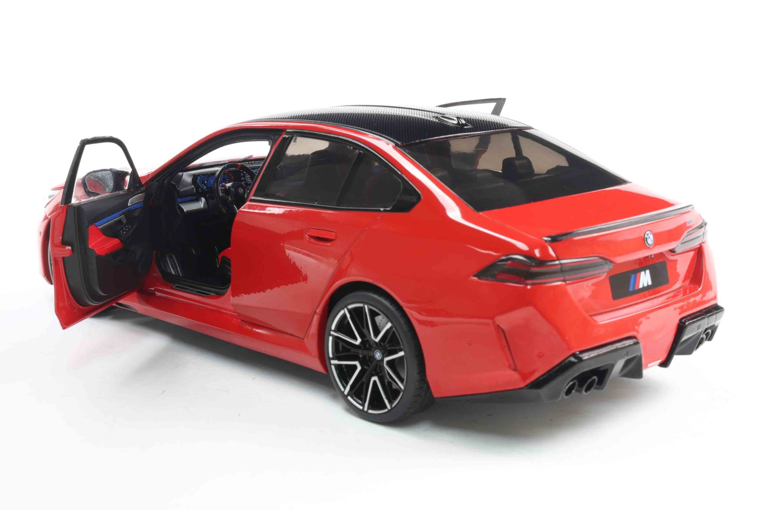 BMW M5 G90 FIRE RED 2025 - Slika 7