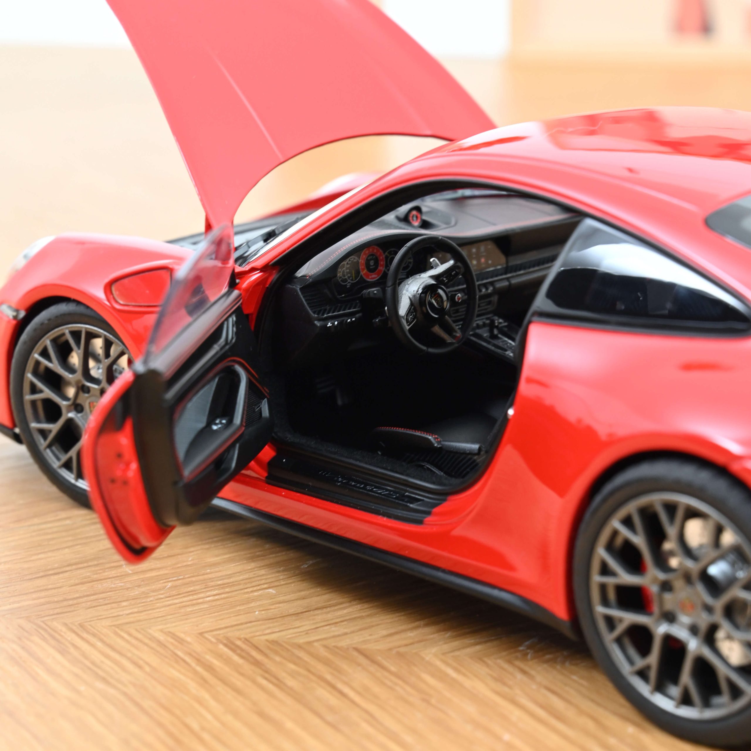Porsche 911 Carrera 4 GTS 2025 Guards Red - Slika 3