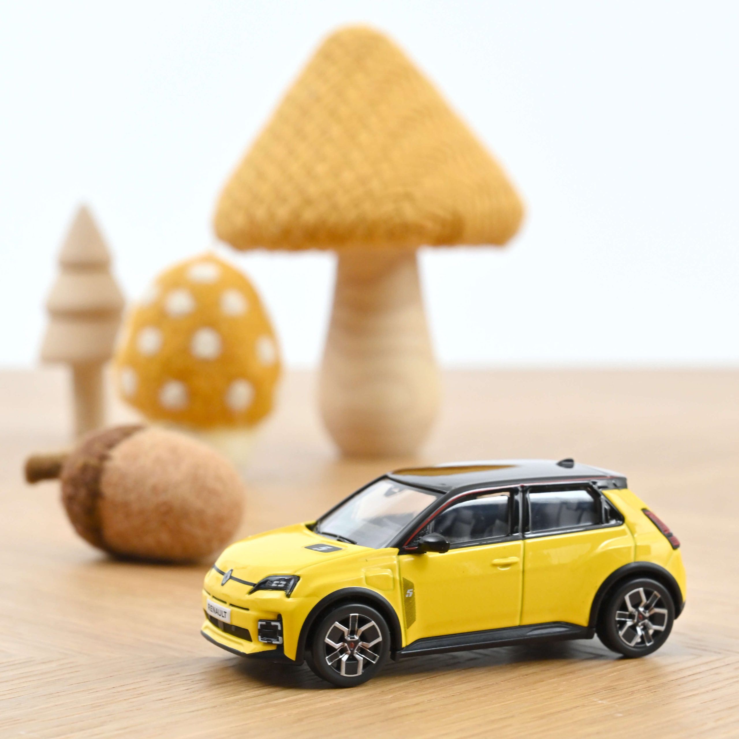 Renault 5 E-Tech Electric 2024 Pop Yellow and Black - Slika 2