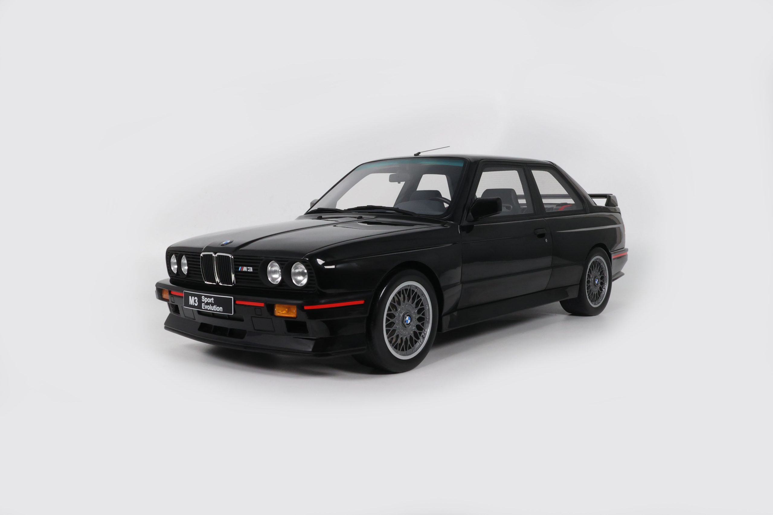 1:8 BMW M3 E30 SPORT EVOLUTION BLACK II 1990 - WITH SHOWCASE